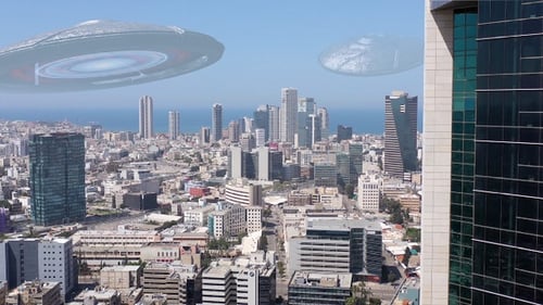Untertassen der Alien-Ufo-Invasion über der Großstadt