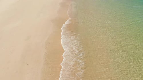 Breiter tropischer Strand mit weißem Sand, Blick von oben