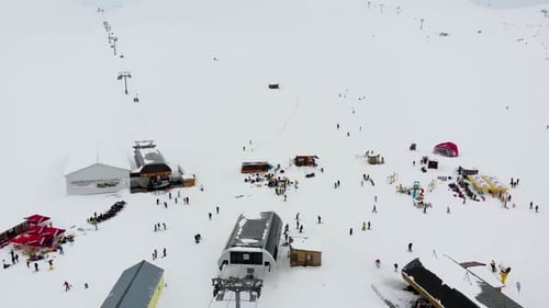 Drohnenbewegung des Winterskigebiets in den Bergen.