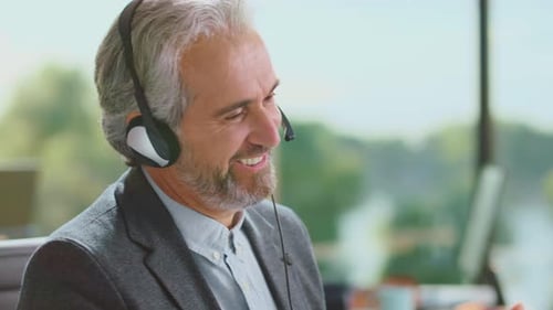 Mann telefoniert mit Kunde