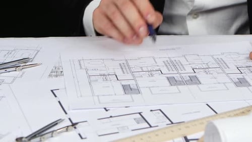 Le
designer s'assoit à la table et choisit un dessin qui lui convient le mieux. Gros plan