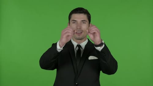 Geschäftsmann schaut weit weg mit Handfernglas, Chroma Key