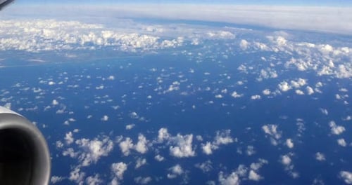 Ciel bleu et nuages depuis l'avion, 4K en temps réel