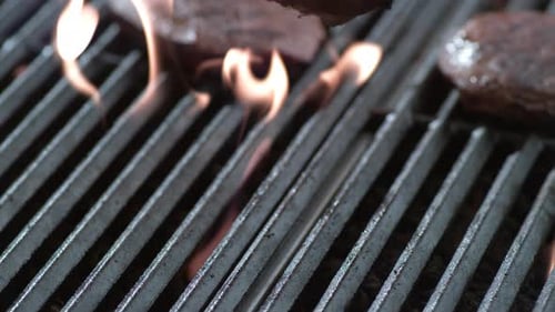 Steak auf dem Grill in Zeitlupe, aufgenommen auf Phantom Flex 4K