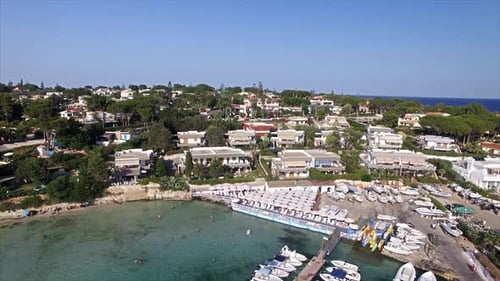 Quartier aérien près de la mer avec un port de plaisance