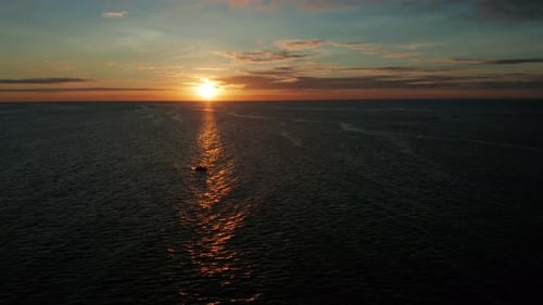 Bewölkter Himmel über dem Meer bei Sonnenuntergang