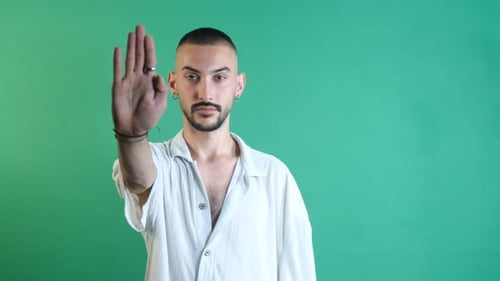 Mann macht Zeichen des Stopps