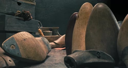 Atelier de cordonnier ancien. Atelier de cordonnier avec outils, bracelet, cuir.