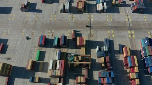 Luftbild. Logistisches Geschäfts- oder Transportkonzept: Über den Import- und Exporthafen mit vielen Stapeln
von