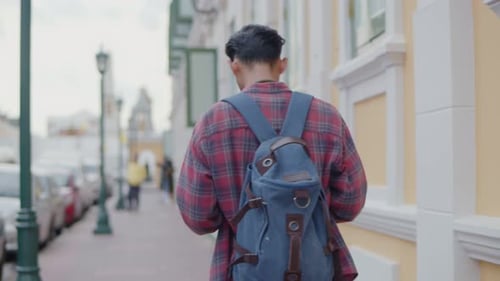 Blogueiro asiático feliz curtindo viagens de lazer e estilo de vida.