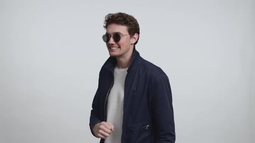 Mann tanzt in einer blauen Jacke mit Kragen