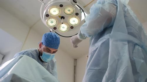 Ärzte, die im Krankenhaus operieren