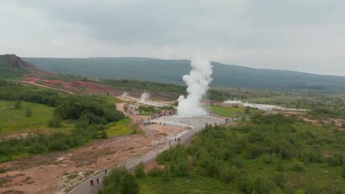 Geothermische heiße Quelle, die Strom aus kochendem Wasser und Dampfwolke ausbricht