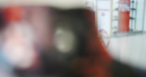 Femme regardant dans la vitrine de la boutique