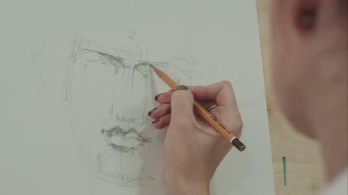 Konzentrierte Künstlerin malt klassisches Männerporträt mit Bleistift