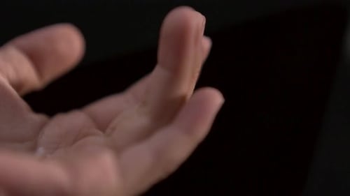 Schneefall auf der Hand des Kindes, Zeitlupe