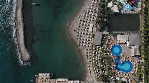 Urlaubskonzept Strand- und Poolblick
