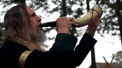 Un homme viking souffle sa corne