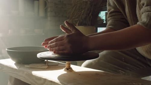 Potter façonne de l'argile sur la roue de Potter