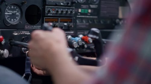 Pilot startet Flugzeugmotor mit Schlüssel in moderner Flugzeugkabinen-Nahaufnahme