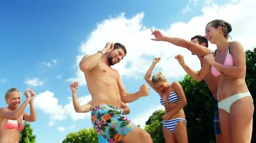 Groupe d'amis s'amusant au bord de la piscine