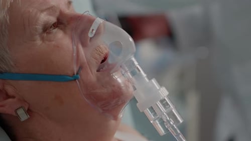 Gros plan d'un patient malade ayant des problèmes respiratoires au lit