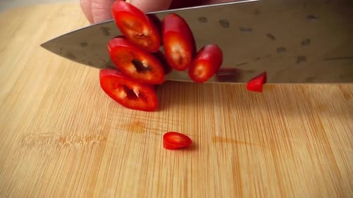 El cocinero corta el pimiento capi 5