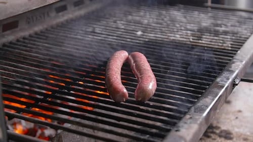 Cooking Concept Grillwürste auf einem Feuergrill gegrillt