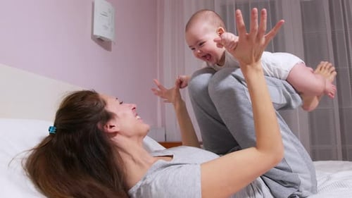 Glückliche Familie liebende junge Mutter spielt süße kleine lustige Kindertochter zu Hause Fröhlich so, als ob