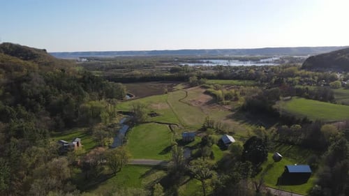 Wunderschöner Blick auf das Tal in Wisconsin mit dem Mississippi an einem sonnigen Tag.