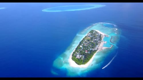 Luftaufnahme von oben Reisen einer entspannenden Strandreise an der Küste durch blaues Meer mit weißem Sandhintergrund von