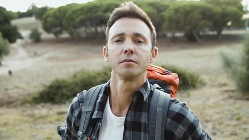 Nachdenklicher Trekking-Typ trägt Rucksack