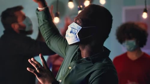 Homem negro dançando máscara durante a festa