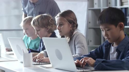 Kinder im Computerunterricht