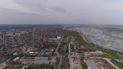 Luftaufnahme der Stadt und des riesigen Steinbruchs