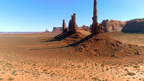 Luftaufnahme der hohen scharfen Gipfel des Monument Valley.