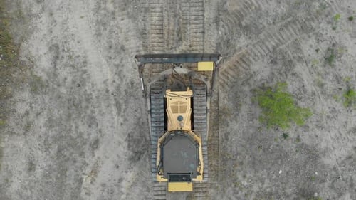 Top-Luftaufnahme von Bulldozer-Fahrten auf der Sandy Road auf der Baustelle