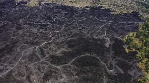 Carreteras en un campo de lava solidificado cerca del volcán Batur en Bali, Indonesia. Vista aérea