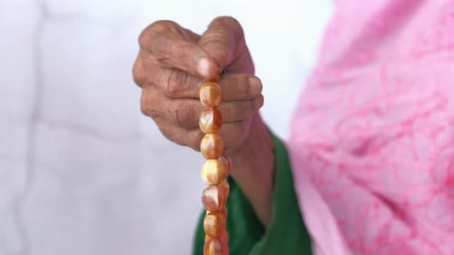 Nahaufnahme älterer muslimischer Frauen, die Hand beten.