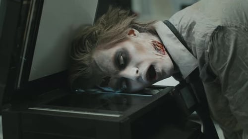 Empleado de oficina zombi fotocopiando su rostro