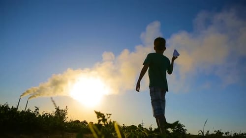 Kind spielt mit Papierflugzeug
