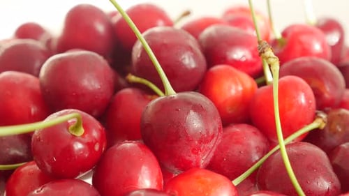 Frischer leckerer Bio-Kirschfrucht-Hintergrund 4K 2160p UltraHD-Video - Langsames Kippen auf arrangierten