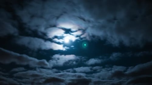Wolken fegen im Mondlicht