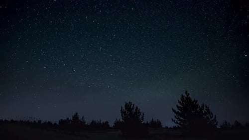 Timelapse des étoiles en mouvement dans le ciel nocturne