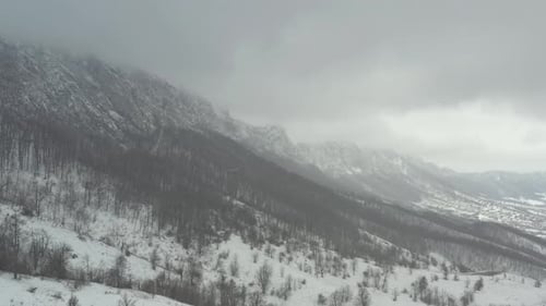 Crête de montagne dans l'est de la Serbie en janvier : images aériennes 4K