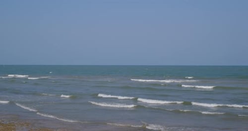 Sandstrand und blauer Himmel