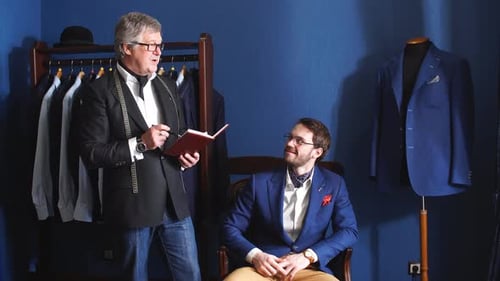 Personnalisez avec le client dans Atelier. Couture d'un costume sur mesure.