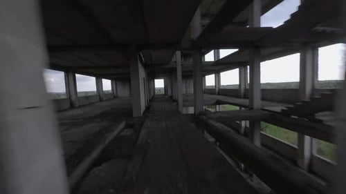 FPV Drone Flies Maneuverable Through an Abandoned Building