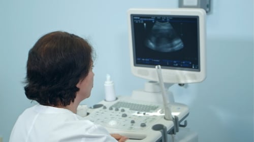 Une femme médecin analysant les résultats de