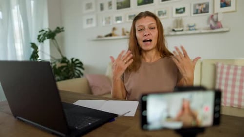 Frau führt Live-Video und Heimfernsehen